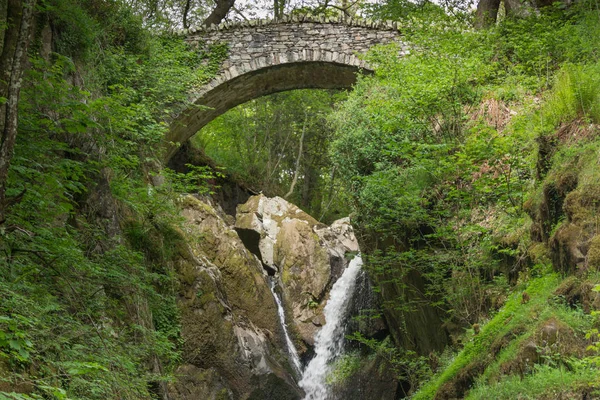 Ponte di prua sulla cascata nel Lake District . — Foto Stock