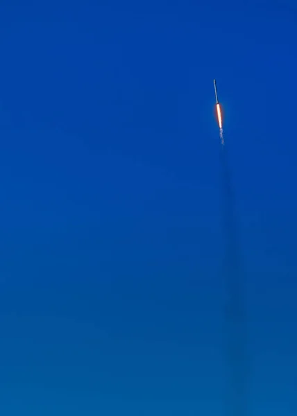 SpaceX Falcon 9 fusée en vol après le décollage . — Photo