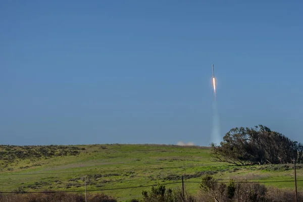 Spacex Falcon 9 une seconde après le décollage . — Photo