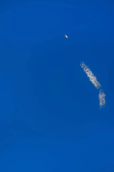 Cohete SpaceX Falcon 9 en vuelo frente a la base aérea de Vandenberg . — Foto de Stock