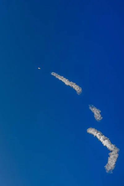 SpaceX Falcon 9 в полете с дымовыми заплатками . — стоковое фото