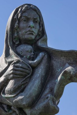 Anne ve bebek göçmenler heykel, Helmsdale, Scotl, closeup