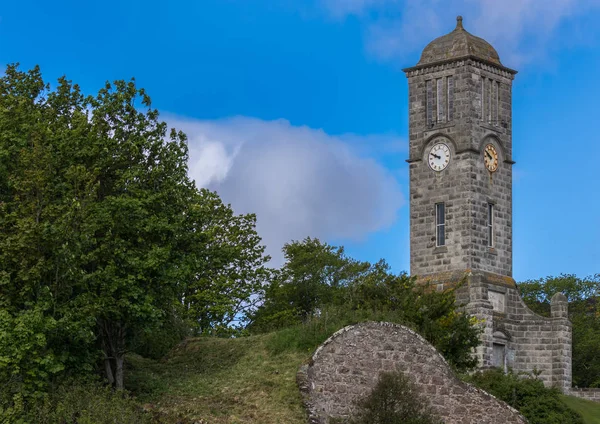 Great War Memorial och tornet på Helmsdale, Skottland. — Stockfoto
