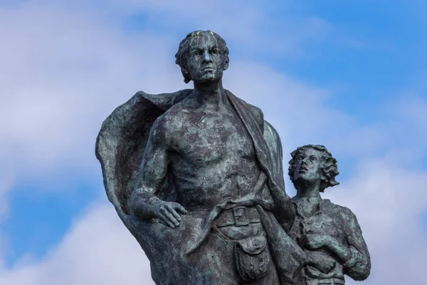 Oberkörper von Mann und Junge an Auswanderer-Statue, Helmdale, Scotlan — Stockfoto
