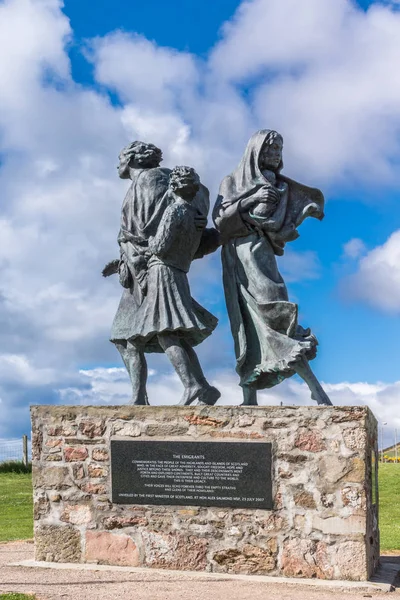 Boční pohled na Emigrant socha, Helmsdale, Skotsko. — Stock fotografie