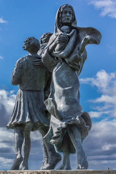 Closeup of Emigrant statue, female side, Helmsdale, Scotland. — Stock Photo, Image