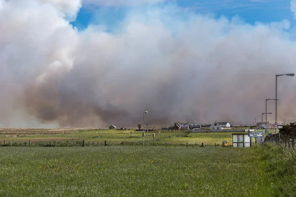 Лісова пожежа підходи луків і ферм поблизу Джон O крупи. — стокове фото