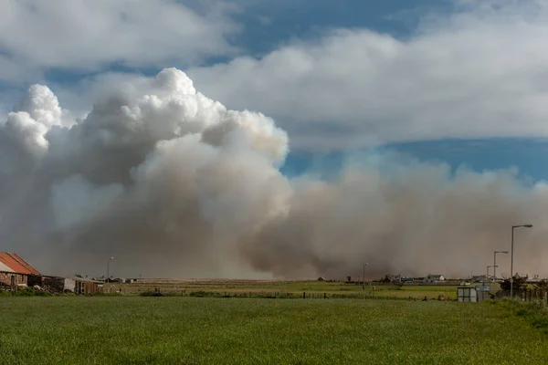 Incendio forestal amenaza granja cerca de la aldea John O Groats, Escocia . — Foto de Stock
