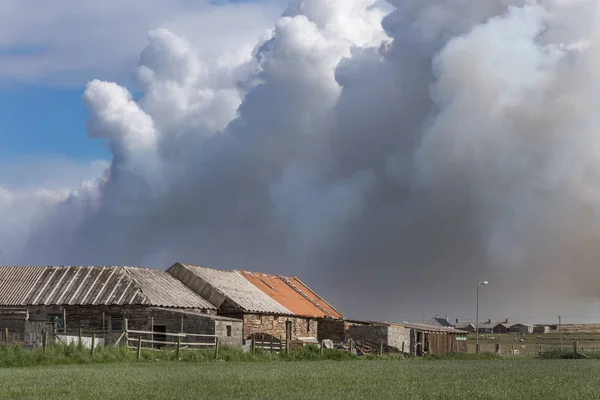 Incendio forestal amenaza granja cerca de la aldea John O Groats, Escocia . — Foto de Stock