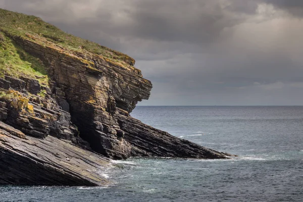Lybster、スコットランドの北の海に巨大な崖降りて斜め. — ストック写真