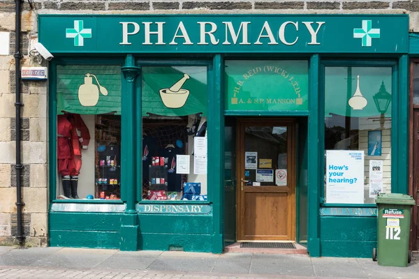 El escaparate verde pintado de Wick Pharmacy, Escocia . — Foto de Stock