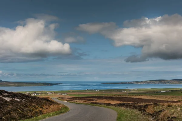 Yol menderesler çayırları ve kırpma alanları aracılığıyla.