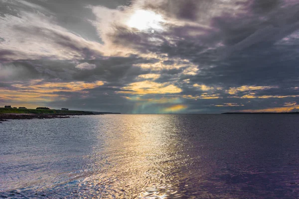 Avond valt over de Atlantische Oceaan op Orkney eilanden. Stockafbeelding