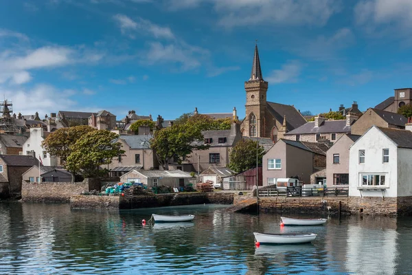 Stacje dokujące i centrum Stromness miasto. — Zdjęcie stockowe