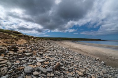 Skara Brae plaj ve okyanus koyunda buzlu.