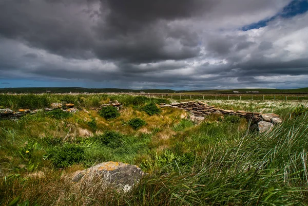 Landscape of meadows and rocks at Skara Brae. — Stock Photo, Image