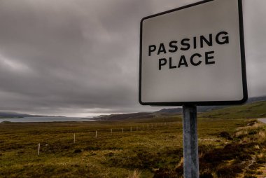 Kuzey İskoçya'da geçen yer işareti.