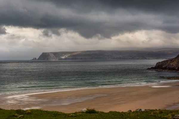 北スコットランドの大西洋に浮かぶダーネス ビーチ. — ストック写真