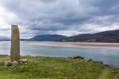 Taş marker shore Kyle Durness, İskoçya'nın üzerinde.