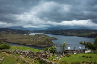 Tonque Loch Inchard yağmur bulutları, İskoçya altında arazi..