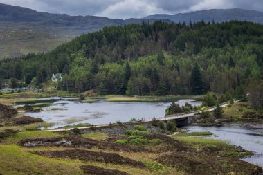 Loch Dubhaird Mor Kylesku, İskoçya kuzeyinde yol.