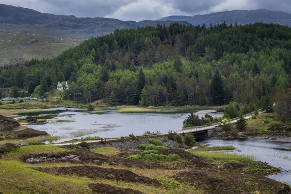 Weg over Loch Dubhaird Mor ten noorden van Kylesku, Schotland. — Stockfoto