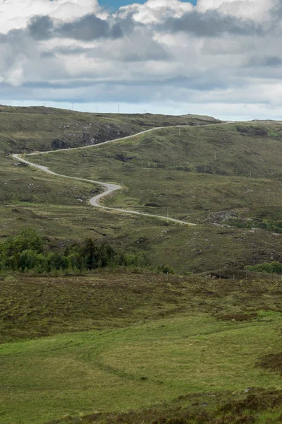 Jeden pruh silnice B869 vine Assynt poloostrov, Scotlan — Stock fotografie