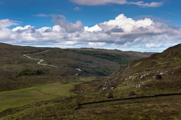 Jeden pruh silnice B869 vine Assynt poloostrov, Scotlan — Stock fotografie