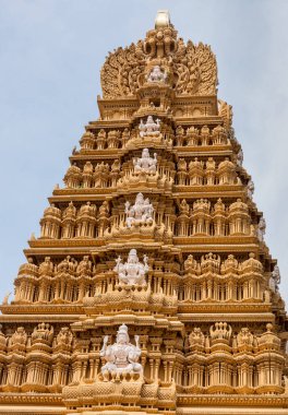Sri Srikanteshware Tapınağı Gopuram altı seviyede top.