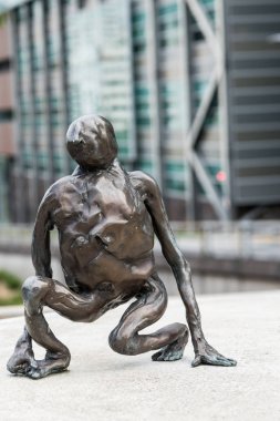 Bir küçük loafer'lar heykeller Francis Upritchard tarafından.