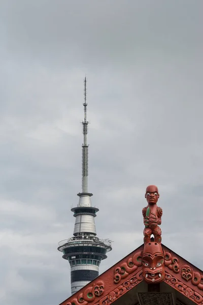 Imágenes maoríes y Sky Tower en Auckland . — Foto de Stock