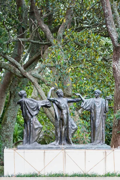 Portretfoto van drie heksen standbeeld in Auckland. — Stockfoto