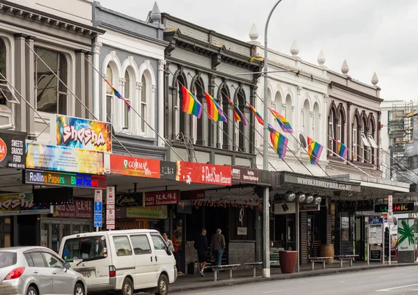 Homlokzatok és szivárványos zászlókat, Karangahape Road, Auckland. — Stock Fotó
