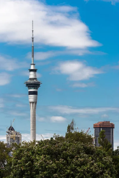 Sky Tower desde Ponsonby Road, Auckland . — Foto de Stock