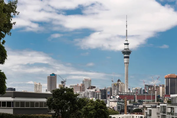 Sky Tower desde Ponsonby Road, Auckland . — Foto de Stock