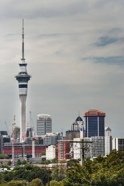 Sky Tower desde Ponsonby Road, Auckland . — Foto de Stock