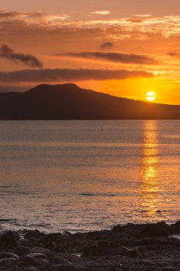Rangitoto volkan Auckland yakınındaki üzerinde gündoğumu.