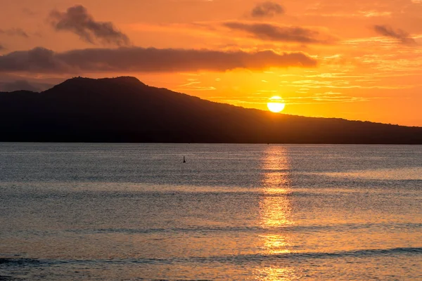 Sonnenaufgang über dem Vulkan Rrangitoto bei Auckland. — Stockfoto