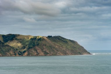 Manukau başkanları girişinde Tasman Denizi içine Huia Bay.