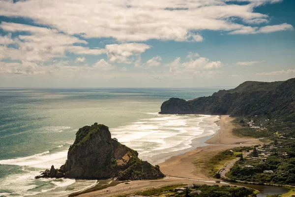 Piha plajda aslan kayada havadan görünümü.