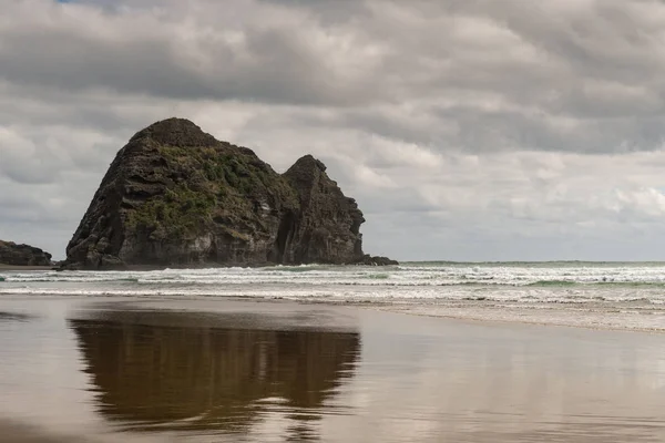 Mirroring Rabbit Rock at Piha Beach. — Stock Photo, Image