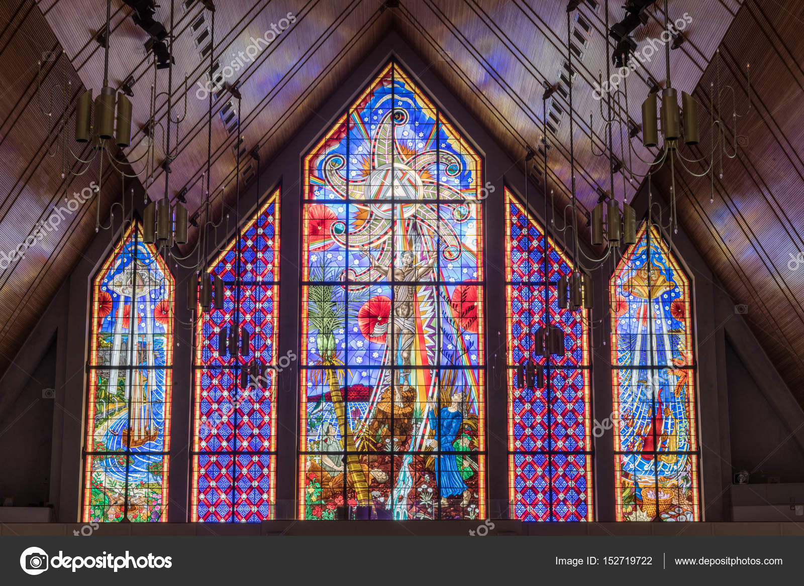 世界上最美的彩色玻璃花窗，每一扇都藏着一段经典历史_教堂_高迪_窗户