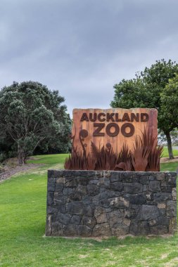 Auckland hayvanat bahçesindeki Western Springs Park iz hoş geldiniz.