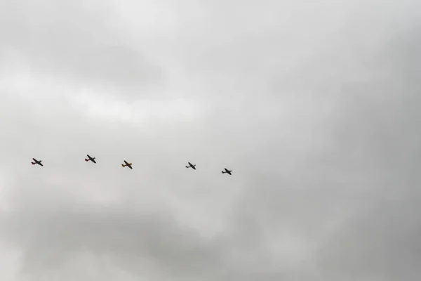 Cinco aviões WW II voando em formação de linha . — Fotografia de Stock