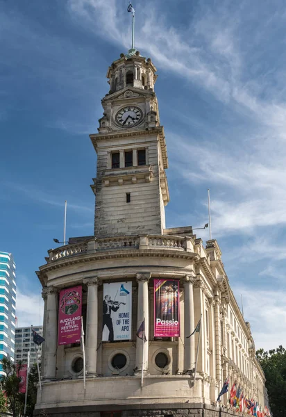 Hodinová věž radnice v Aotea Squrae v centru města Auckland. — Stock fotografie