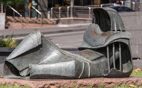 Estatua de traje vacío en AUT International House . — Foto de Stock