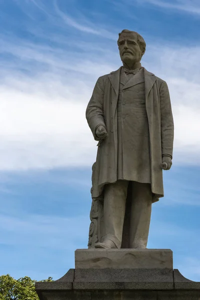 Close-up van Sir George Grey standbeeld in Albert Park, Auckland. — Stockfoto