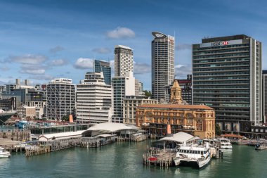 Feribot Binası ve Auckland şehir manzarası.