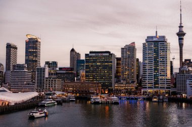 Feribot Binası ve Auckland günbatımı, şehir manzarası.