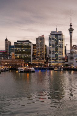 Feribot Binası ve Auckland günbatımı, şehir manzarası.